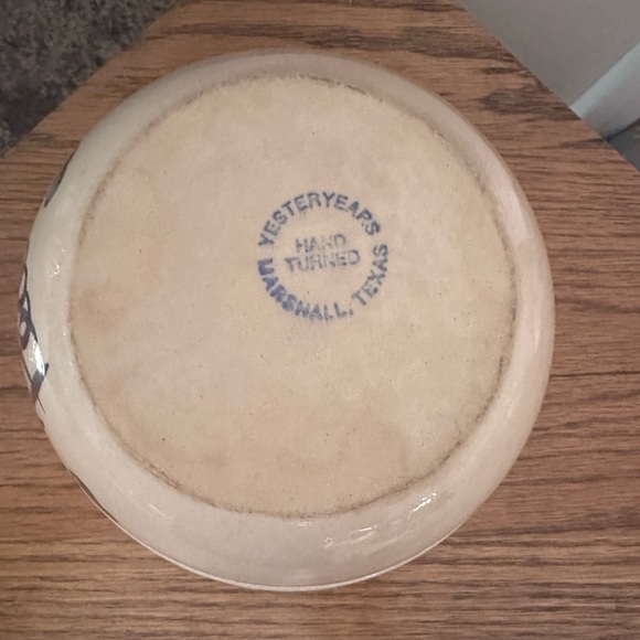 Yesteryears hand thrown Pottery Peanut Bowl - Picture 4 of 4